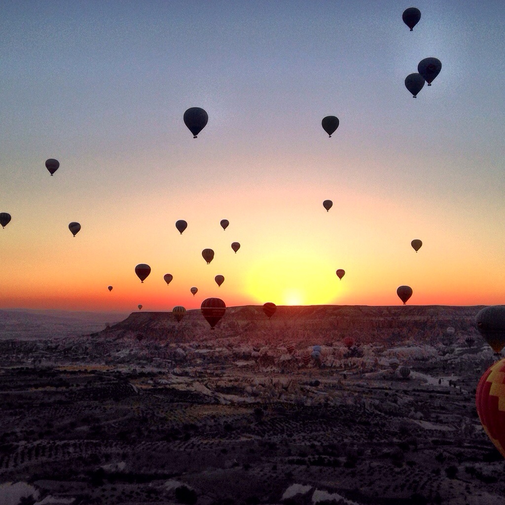 Stay in a cave hotel, eat pottery kebab, take a hike and end with a hot air balloon ride and you will have truly enjoyed your stay in Cappadocia, Turkey!